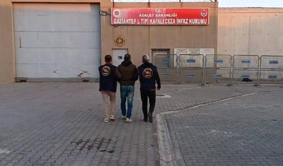 Gaziantep’te Jandarma Operasyonu: 20 Yıl Hapis Cezası Olan Hırsız Yakalandı Gaziantep'te jandarma ekipleri, 20 yıl 7 ay hapis cezası bulunan
