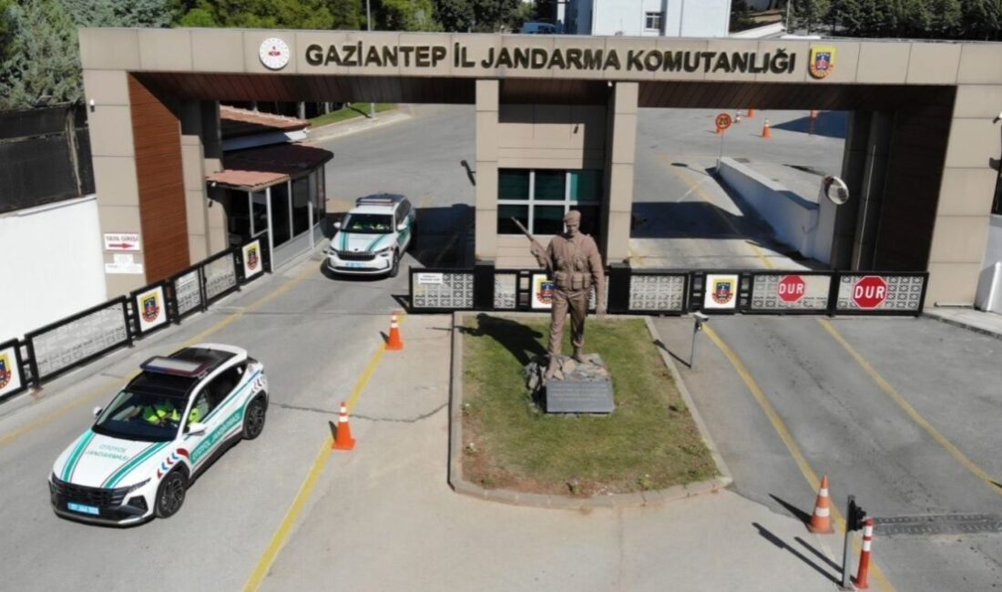 Gaziantep’te Jandarma, Son Ayda 157 Aranan Şahısı Çember Operasyonlarıyla Tutukladı Gaziantep'te jandarma tarafından gerçekleştirilen çember operasyonlarında, çeşitli suçlardan aranan 157