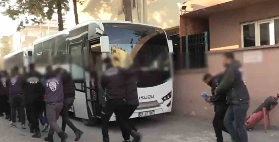 Gaziantep’te dolandırıcılara yönelik operasyonda 39 kişi gözaltına alındı Gaziantep'te yapılan operasyonda, bilişim sistemlerini kullanarak dolandırıcılık yapan 39 şüpheli