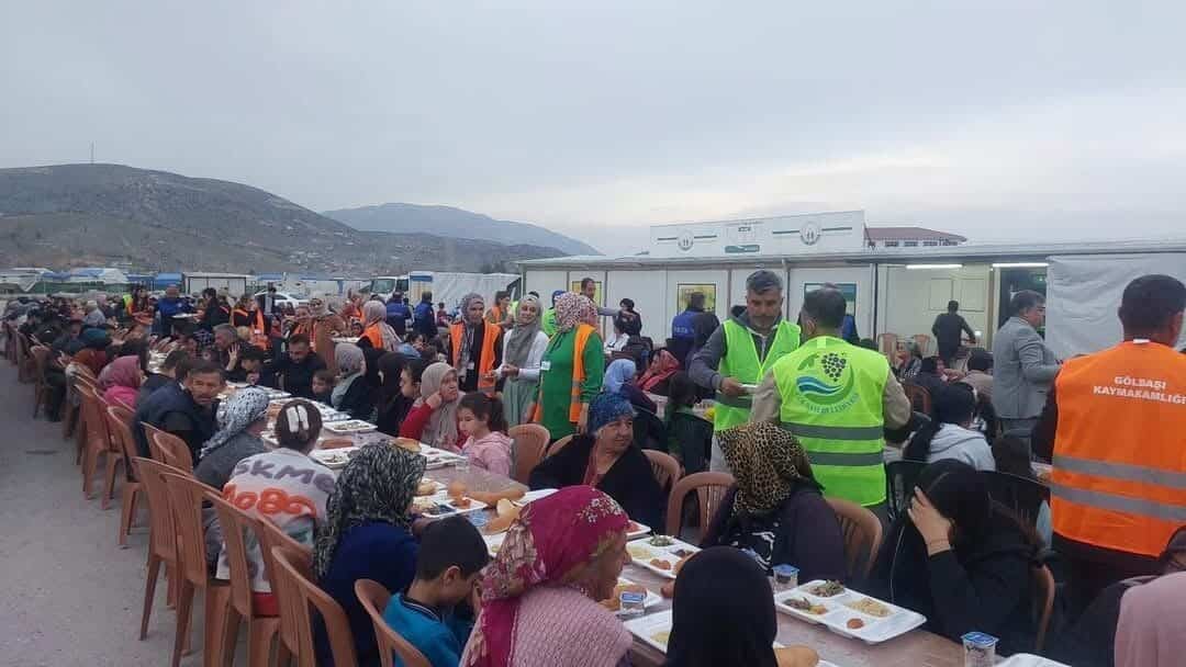 Gölbaşı Belediyesi, Tokat ve Fatih Konteyner Kentlerinde İftar Programı Düzenledi Adıyaman Gölbaşı Belediyesi, Tokat ve Fatih konteyner kentlerinde depremzedeler için