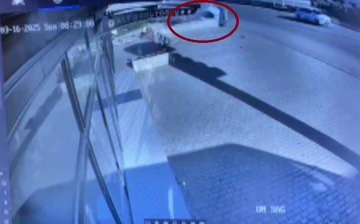 Hatay’da otomobilin istinat duvarına çarpıp dereye uçtuğu kaza anı güvenlik kamerasında görüntülendi. Hatay'da, Antakya'nın Narlıca Mahallesi'nde bir otomobil sürücüsünün kontrolü kaybetmesi sonucu