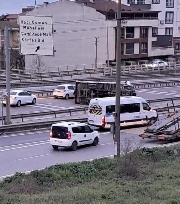 Körfez’de Hurda Yüklü Kamyonet Devrildi, Trafik Durma Noktasına Geldi Kocaeli'nin Körfez ilçesinde hurda taşıyan bir kamyonet devrildi, bu durum