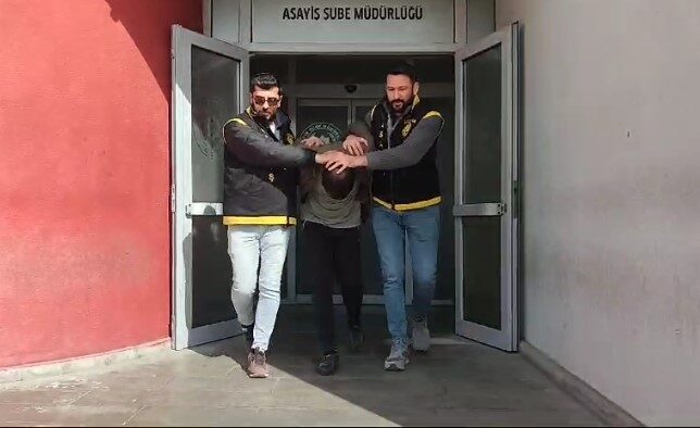Adana’da Kardeşleri Öldüren Şüpheli, Mahkemede Tutuklandı Adana'nın Yüreğir ilçesinde 3 Mart'ta iki kardeşi bıçaklayarak öldüren A.T.