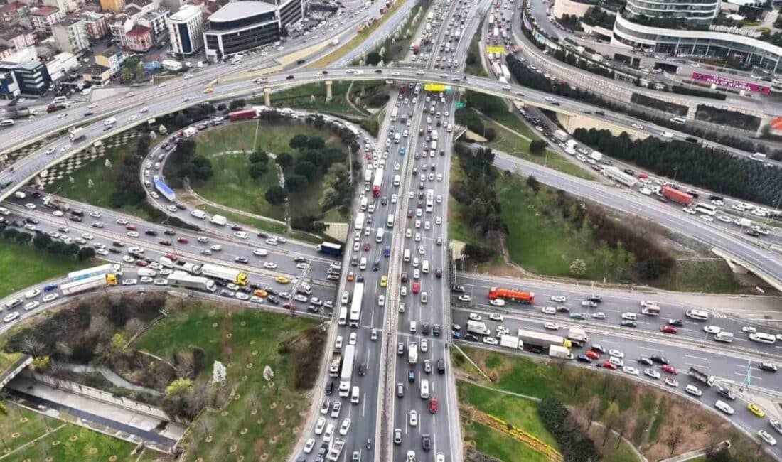 İstanbul’da Bayram Tatili Nedeniyle Trafikte Yoğunluk Gözlemleniyor İstanbul'daki 9 günlük bayram tatili trafiği yoğunlaştırdı. İBB Cep Trafik