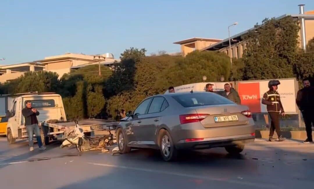 İzmir’de ışık ihlali nedeniyle motosikletliye çarpan otomobil sonucu bir kişi hayatını kaybetti İzmir Menderes'te ışık ihlali yapan bir otomobil, karşıya geçmeye çalışan