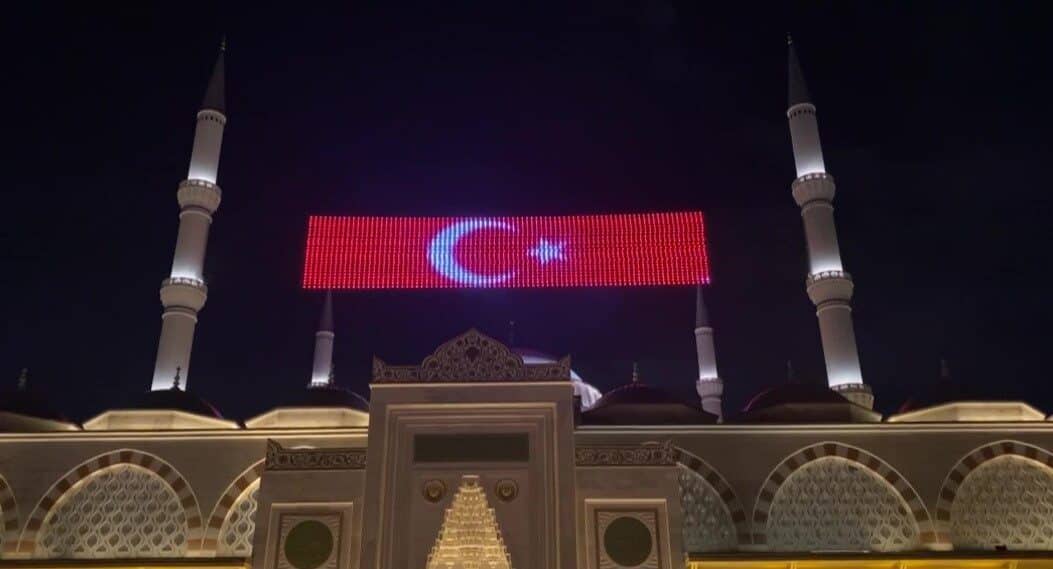 İstanbul’da Büyük Çamlıca Camii’nde Kadir Gecesi Coşkuyla Kutlandı İstanbul'da Kadir Gecesi, Büyük Çamlıca Camii'nde coşkulu şekilde kutlandı. Vatandaşlar
