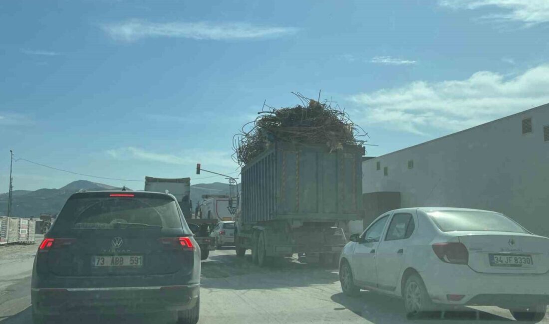 Düzensiz Yüklenen Hurda Demirle Trafiği Tehlikeye Atan Kamyon Sürücüsü Kameralara Yansıdı Hatay'ın Antakya ilçesinde, düzensiz yükle trafiğe çıkan bir kamyonun sürücüsü,