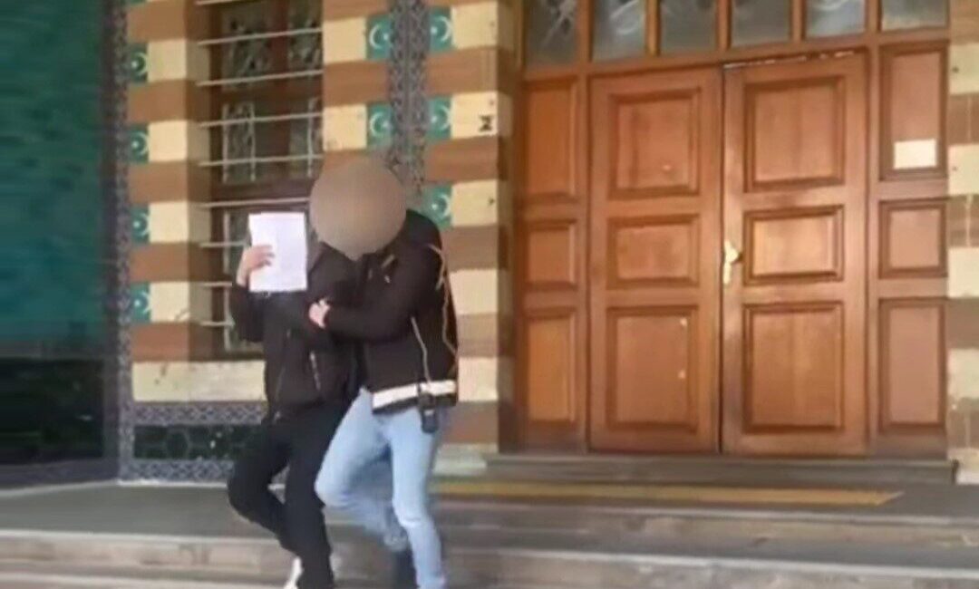 Kütahya’da Uyuşturucu Ticaretine Karışan Şüpheli Tutuklandı Kütahya'da uyuşturucu ticareti suçlamasıyla Y.D. isimli bir kişi gözaltına alındı.
