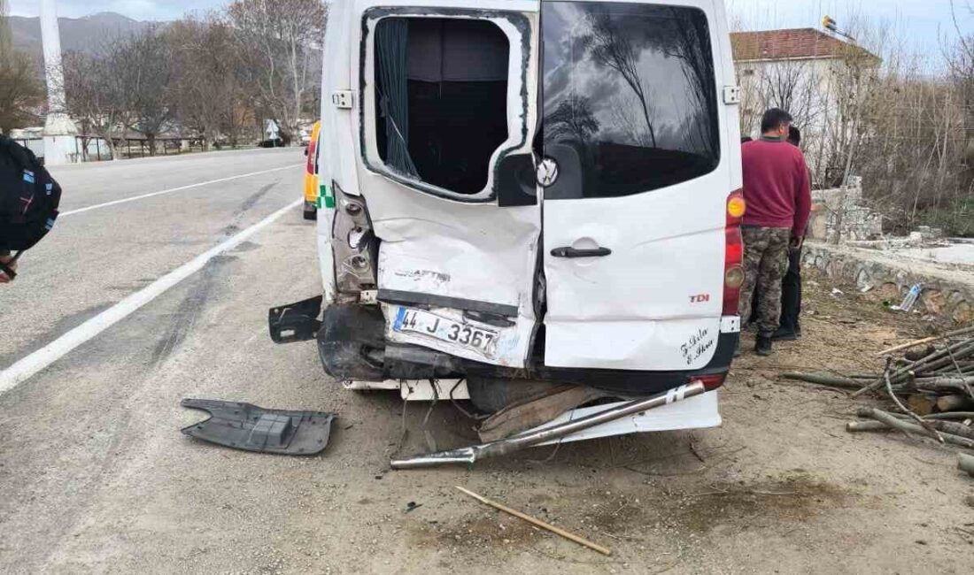 Malatya-Adıyaman güzergahında otomobil ile yolcu minibüsünün çarpışması sonucu 3 kişi yaralandı. Malatya-Adıyaman yolunda Rüstem B. yönetimindeki otomobil, Abuzer Ş. idaresindeki yolcu