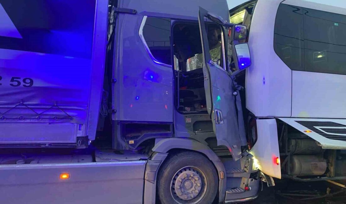 Turgutlu’da Zincirleme Trafik Kazası: 1 Ölü, 7 Yaralı Manisa'nın Turgutlu ilçesinde, tır ve yolcu otobüsü arasında meydana gelen