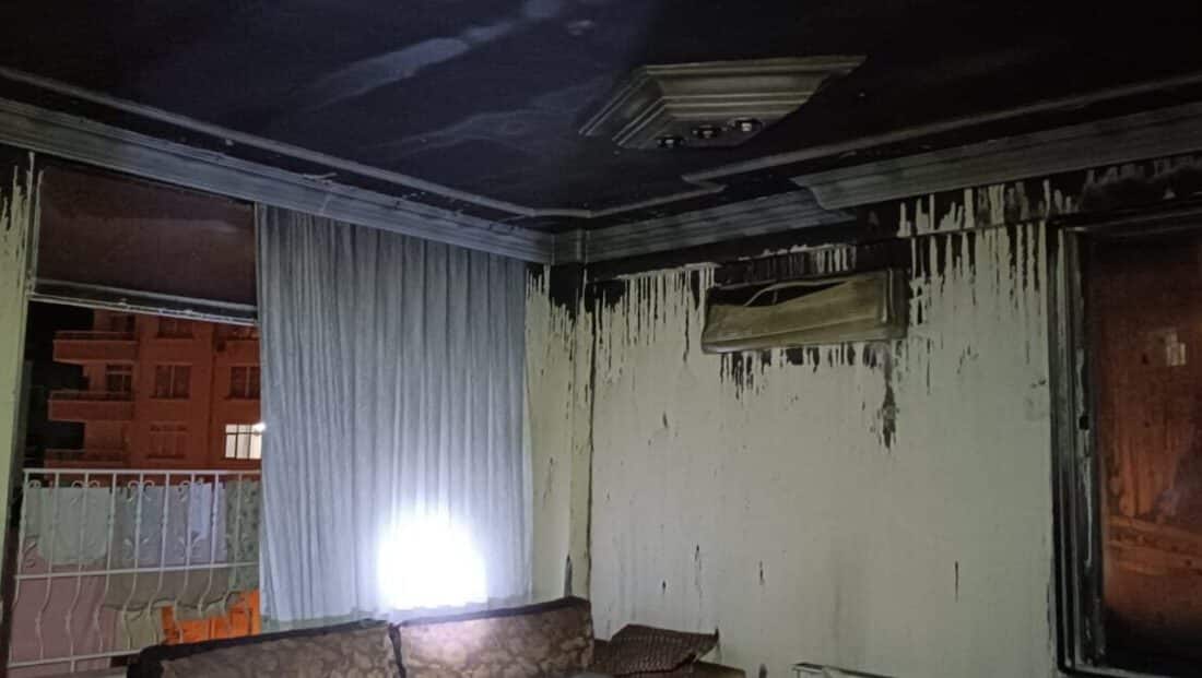 Mersin’de Apartmanda Yangın, Daireler Zarar Görmeden Kontrol Altına Alındı Mersin'in Mezitli ilçesinde bir apartmanın 4. katında sebebi bilinmeyen bir