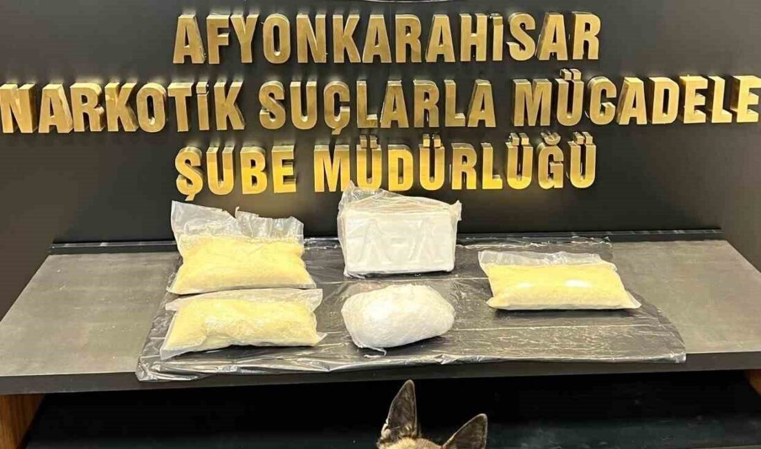 Afyonkarahisar’da Narkotik Köpeği, Şüpheli Araçta 4 Kilo 542 Gram Uyuşturucu Buldu Afyonkarahisar'da devriye gezen polis, şüpheli bir otomobili durdurarak yaptığı aramada