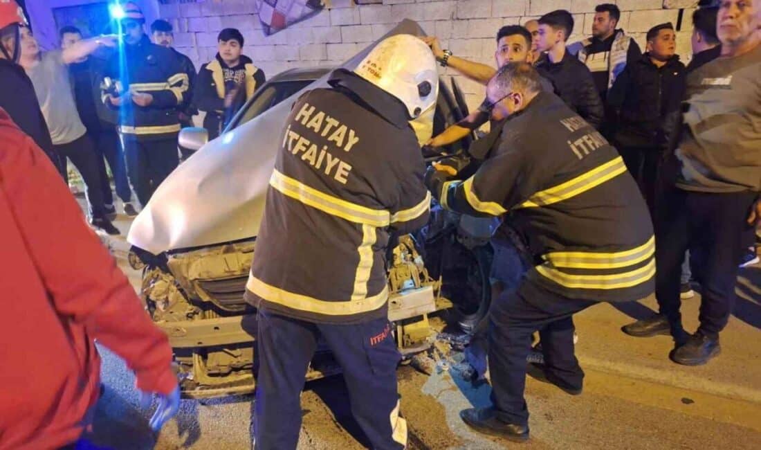 Hatay’da Aydınlatma Direğine Çarpan Araçta İki Kişi Yaralandı Hatay'ın Dörtyol ilçesinde, direksiyon hakimiyetini kaybeden İ.A. ve S.Y. isimli