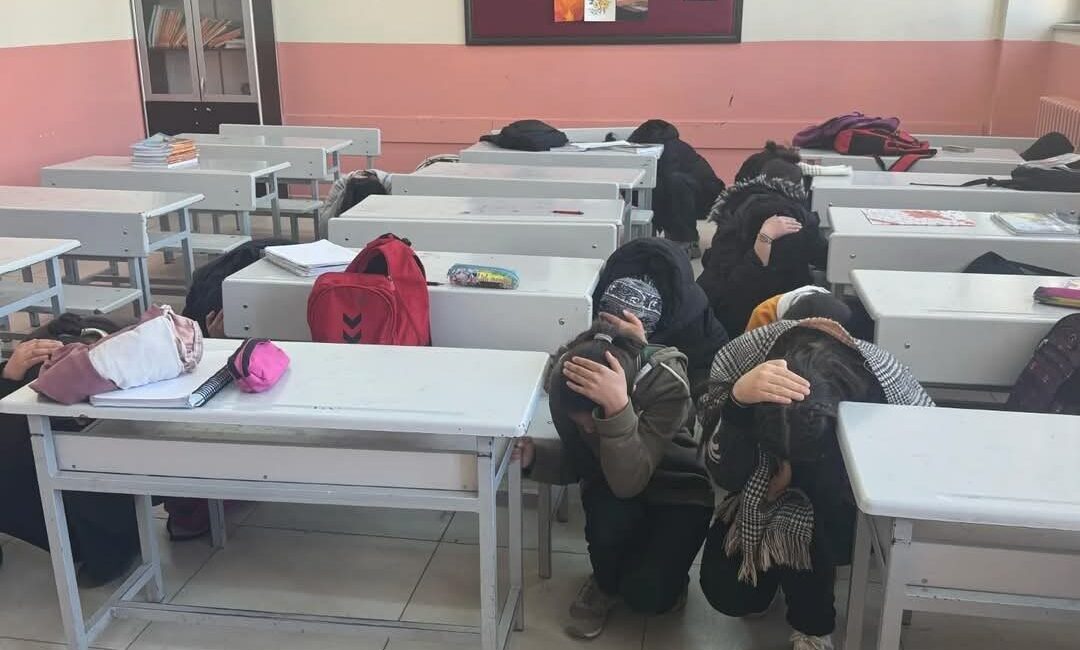 Özalp’ta Deprem Haftası Kapsamında Tüm Okullarda Eş Zamanlı Tatbikat Gerçekleştirildi Van'ın Özalp ilçesinde, 1-7 Mart Deprem Haftası kapsamında, Özalp Milli