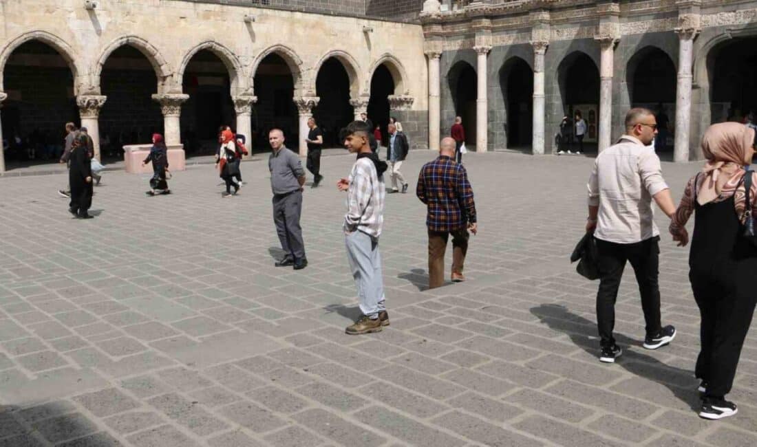 Ramazan Bayramı Tatilinde Diyarbakır’ı Ziyaret Edenler Şehirdeki Tarihi ve Gastronomik Zenginlikleri Keşfetti Ramazan Bayramı'nda 9 günlük tatil fırsatını değerlendiren vatandaşlar, Diyarbakır'ı ziyaret