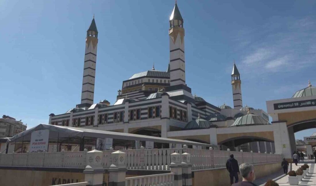 Sağlık Bakanı Kemal Memişoğlu, Diyarbakır’daki Selahaddin Eyyubi Camii’nde Cuma Namazı Kıldı Sağlık Bakanı Prof. Dr. Kemal Memişoğlu, Diyarbakır'da incelemelerde bulunarak Selahaddin