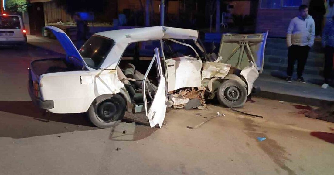 Serik’te İki Otomobilin Çarpıştığı Kazada 1’i Ağır 3 Yaralı! Antalya'nın Serik ilçesinde akşam saatlerinde meydana gelen kazada, Berkay T.