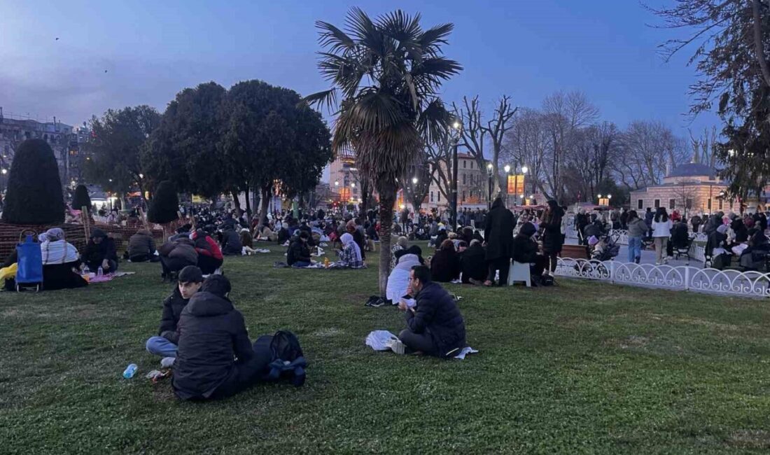 Sultanahmet Meydanı’nda Ramazan Ayı’nın İlk İftarı Yoğun İlgiyle Kutlandı İstanbullular, Ramazan ayının ilk iftarını Sultanahmet Meydanı'nda coşkuyla kutladı. İftar