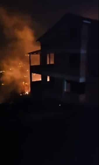 Araklı’da Yerleşim Alanlarına Yakın Arazide Yangın Çıktı, Ekipler Müdahaleye Geçti Trabzon'un Araklı ilçesine bağlı Bereketli Mahallesi'nde iftar saatlerinde yerleşim yeri