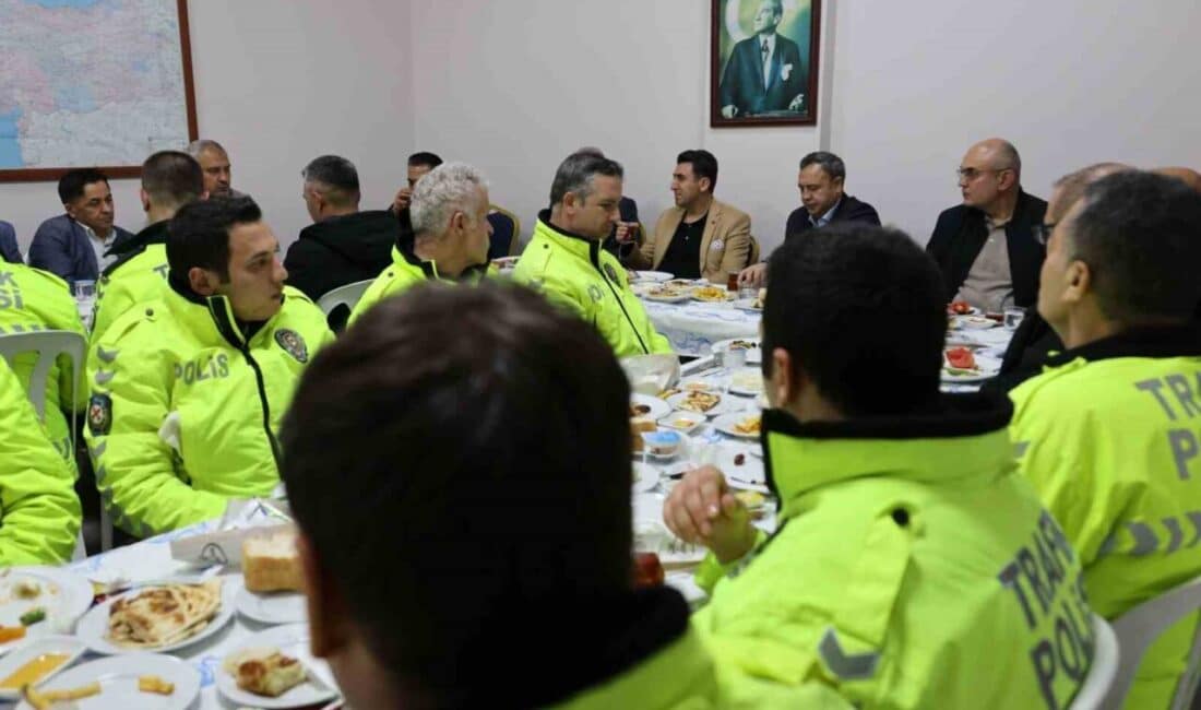 Bilecik Valisi Aygöl’den Bozüyük’teki Polislere Sahur Ziyareti Bilecik Valisi Şefik Aygöl, Bozüyük Bölge Trafik Denetleme İstasyonu'ndaki polislerle