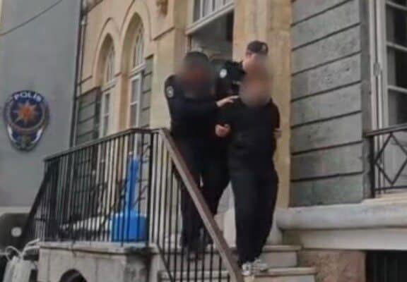 İzmir’de 37 Yıl Hapis Cezası Olan Hırsız, Polis Tarafından Yakalandı İzmir'de, Konak İlçe Emniyet Müdürlüğü ekipleri tarafından yapılan çalışmalarda, 25