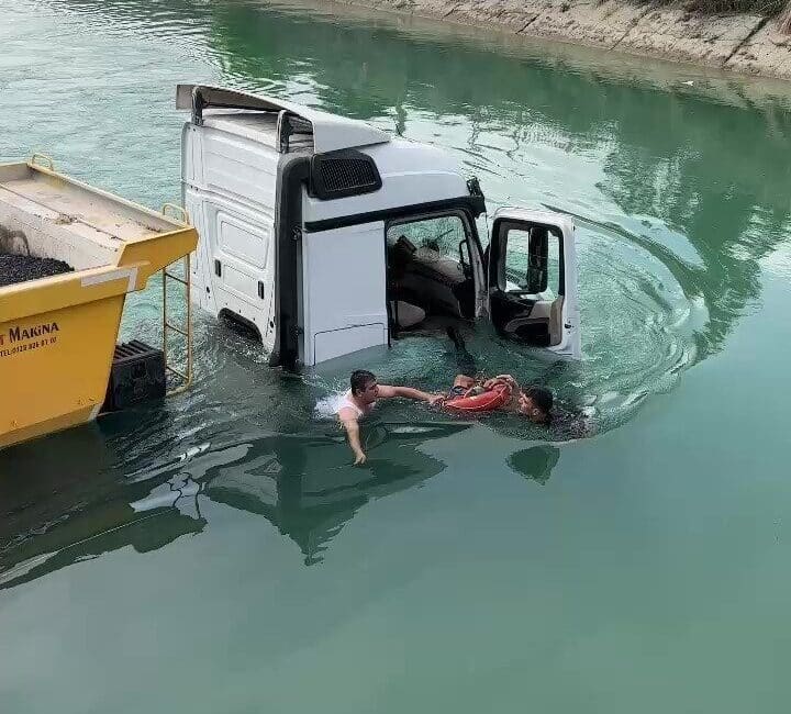 Adana’da Tır Sulama Kanalına Düştü, İtfaiye İki Kişiyi Kurtardı Adana'nın Yüreğir ilçesinde kontrolden çıkan asfalt yüklü bir tır, sulama