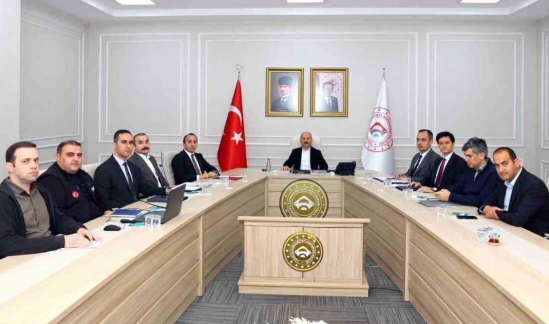 Adıyaman’daki Altyapı ve Üst Yapı Projeleri Vali Yardımcıları Toplantısında Gündeme Geldi Adıyaman'da, Vali Osman Varol'un başkanlığında yapılan toplantıda, altyapı ve üst