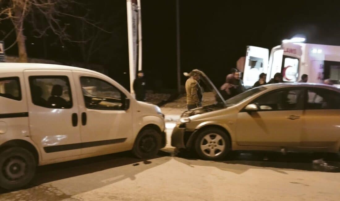 Malatya’da Hafif Ticari Araç ile Otomobilin Çarpışması Sonucu 4 Yaralı Var Malatya'nın Akçadağ ilçesinde, O.T.'nin kullandığı otomobil ile Ü.İ.K. yönetimindeki hafif