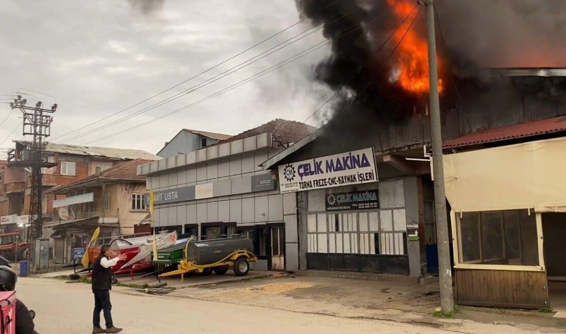 Düzce’de İşletmedeki Yangın, Yakındaki Dükkanı da Tehdit Etti: İki Çatı Küle Döndü Düzce'deki eski sanayi sitesinde Fatih Çelik'e ait bir işyerinde çıkan