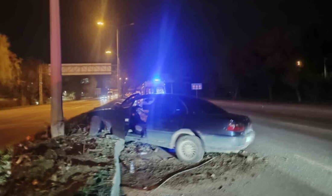 Alkollü sürücünün direksiyon hâkimiyetini kaybetmesi sonucu kaza meydana geldi: Araç önce banket sonra direğe çarptı. Eskişehir çevreyolunda, 0,30 promil alkollü sürücü Ü.Ö.'nün direksiyon hakimiyetini kaybetmesi