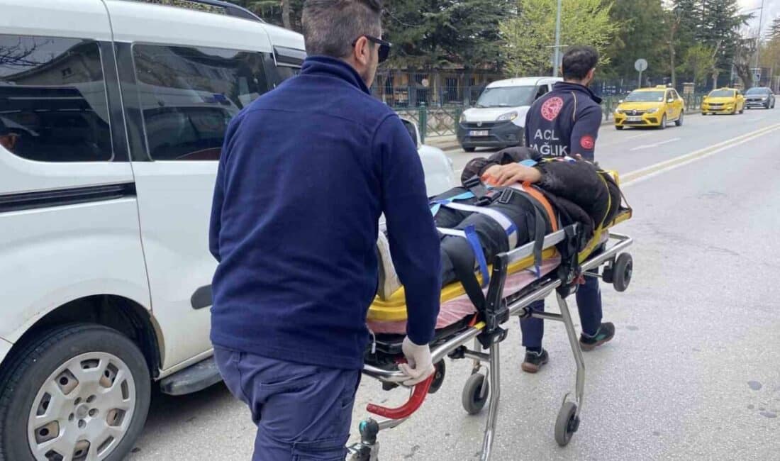 Eskişehir’de trafik kazası: Motosiklet sürücüsü otomobile çarparak yaralandı, hastaneye sevk edildi. Eskişehir'de Atatürk Caddesi'nde meydana gelen kazada, 26 AKS 774 plakalı