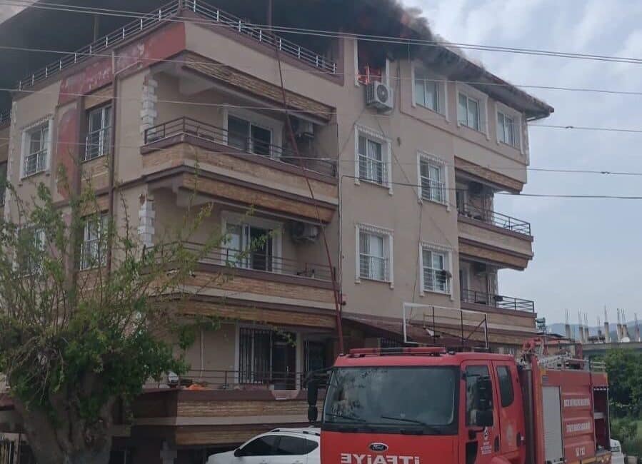 Hatay’da bir apartmanın üst katında çıkan yangın, itfaiye tarafından kontrol altına alındı. Hatay'ın Antakya ilçesindeki 4 katlı bir apartmanın en üst katında
