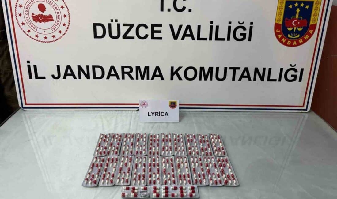 Düzce’de 21 Yaşındaki Genç, Araçta Bulunan 300 Uyuşturucu Hapı Polise Teslim Etti Düzce'nin Çilimli ilçesinde, KOM ekipleri tarafından durdurulan Sakarya plakalı araçta