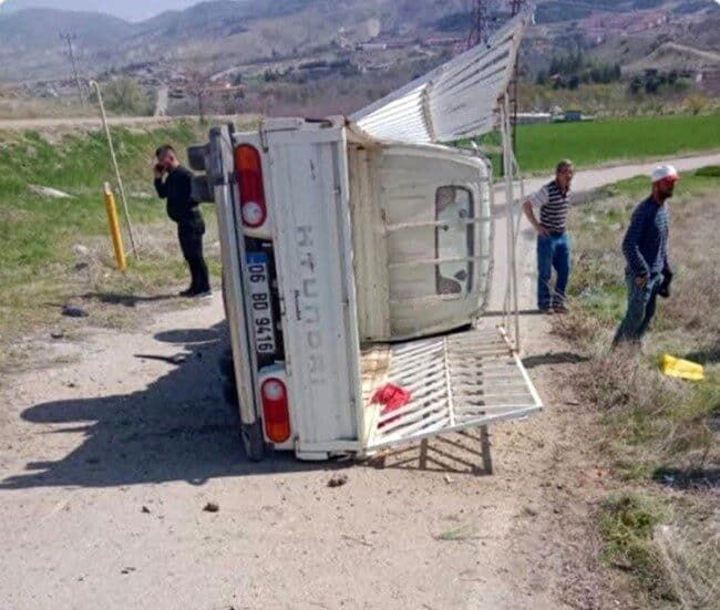 Ayaş’ta Kontrolden Çıkan Kamyonet Devrildi, İki Yaralı Var Ankara’nın Ayaş ilçesinde, sürücünün kontrolünü kaybetmesiyle devrilen kamyonette iki kişi