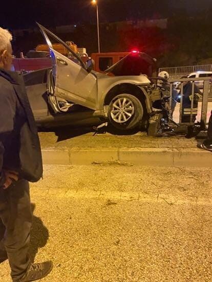 Hatay’da bariyere çarparak hurdaya dönen otomobilin sürücüsü hastaneye kaldırıldı. Hatay'da, Antakya çevreyolu Orhanlı kavşağında direksiyon hakimiyetini kaybeden otomobil, yol