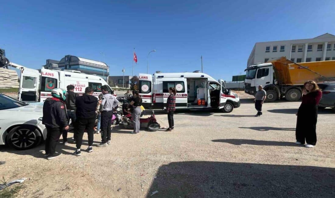 Bilecik’te Otomobil ve Motosiklet Çarpıştı: Üç Yaralı Hastaneye Sevk Edildi Bilecik’te 1. Organize Kavşağı’nda motosiklet ile otomobilin çarpışması sonucu Duygu