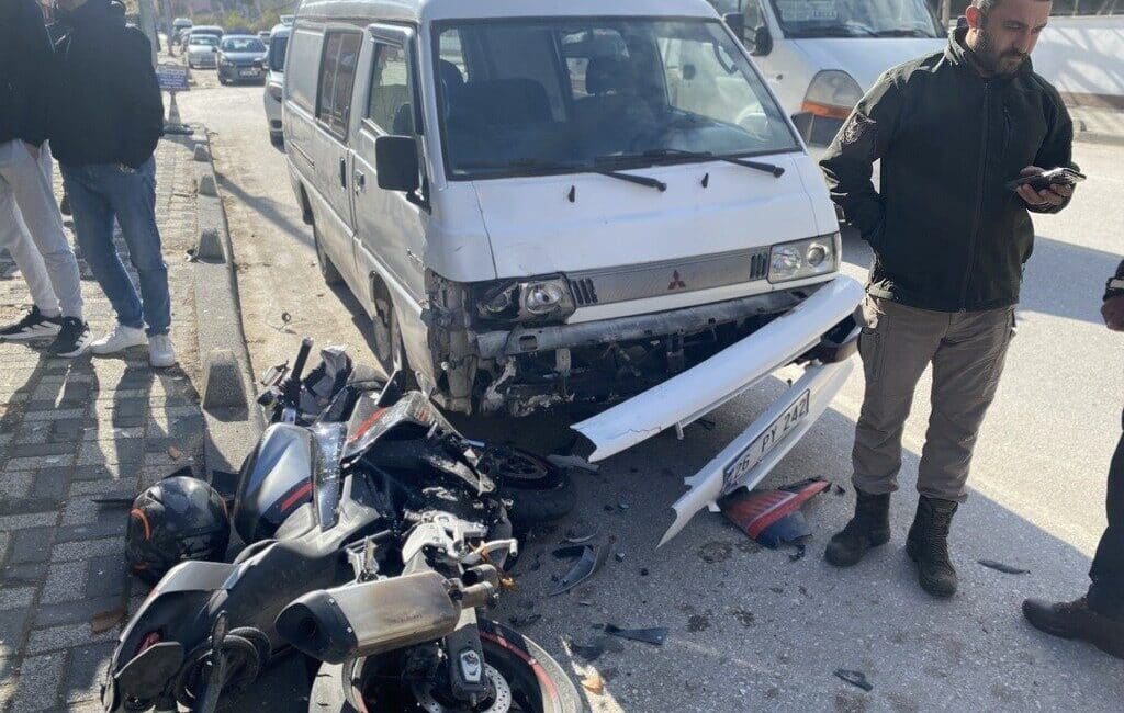 Bilecik’te Motosikletin Karıştığı Trafik Kazasında Bir Kişi Yaralandı Bilecik'in Gölpazarı ilçesinde meydana gelen trafik kazasında, motosiklet sürücüsü Ferdi