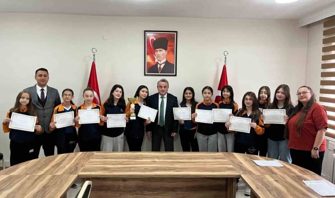 Bozüyük Kaymakamı Adem Öztürk, Başarılarıyla Dikkat Çeken Sporcuları Ödüllendirdi Bilecik'in Bozüyük İlçe Kaymakamı Adem Öztürk, ilçedeki başarılı Bozüyük 1922