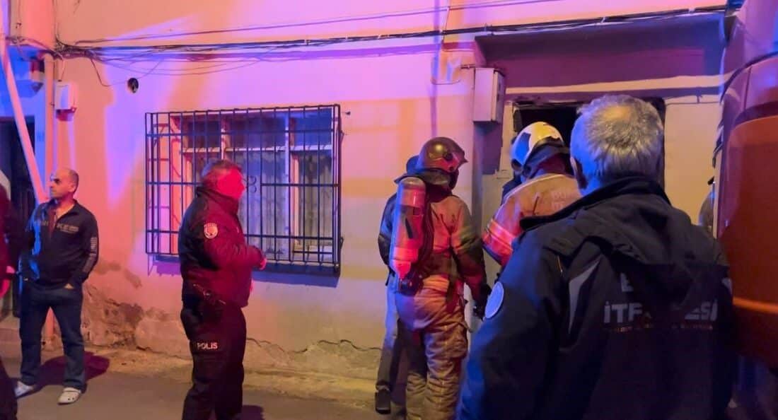Bursa’da Gece Saatlerinde Çıkan Yangın, Mahallede Korkuya Neden Oldu Bursa'nın Osmangazi ilçesindeki Zafer Mahallesi'nde iki katlı bir evde çıkan
