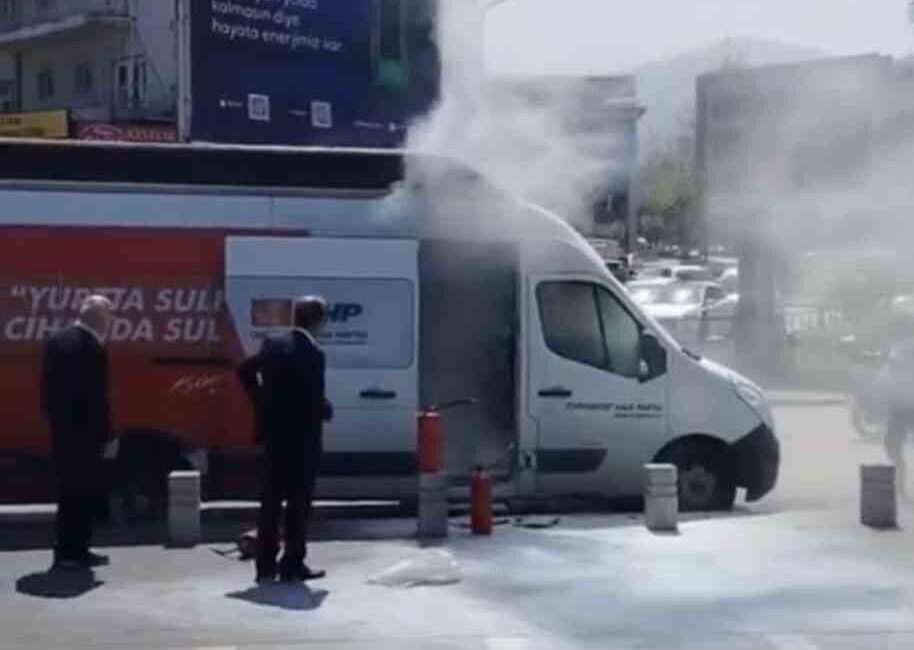 Bursa’da Cumhuriyet Halk Partisi’nin Seçim Aracı Yangına Neden Oldu Cumhuriyet Halk Partisi Bursa İl Başkanlığı’na ait bir seçim aracı,