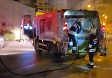 Eskişehir’de çöp kamyonunda çıkan yangın itfaiye tarafından söndürüldü. Eskişehir'de Odunpazarı Belediyesi'ne ait bir çöp kamyonunun arkasında yangın çıktı.