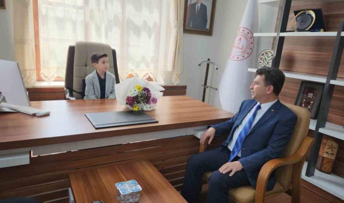 Edremit’te 23 Nisan Kutlaması: 4. Sınıf Öğrencisi Temsili Olarak Milli Eğitim Müdürlüğü Koltuğuna Oturdu Balıkesir'in Edremit ilçesinde, Milli Eğitim Müdürü Yaşar Ciğer'in Batman'a atanmasının