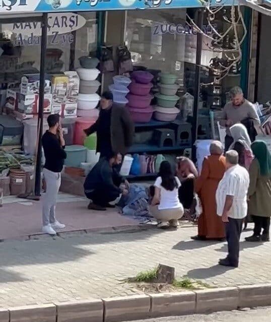 Elazığ’da cam silen kadın, dengesini kaybedip 1. kattan düştü ve yaralandı. Elazığ'ın Sanayi Mahallesi'nde cam silen bir kadın, dengesini kaybederek 1.