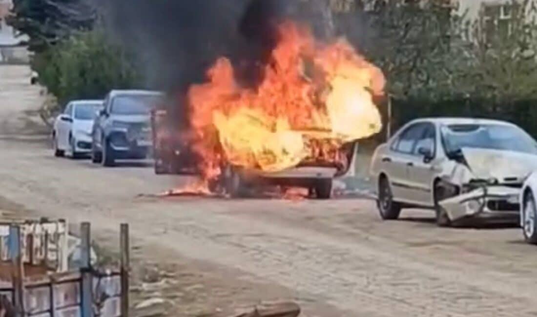 Elazığ’da yangın çıkan otomobil, kullanılamaz duruma geldi. Elazığ'ın Kovancılar ilçesinde park halindeki bir otomobil, bilinmeyen bir sebeple