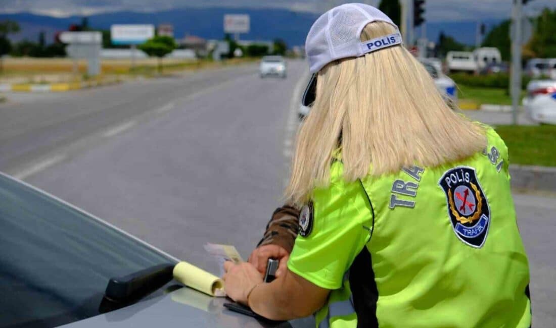 Erzincan’da dronla gerçekleştirilen trafik denetiminde sürücülere cezalar kesildi. Erzincan'da, Ramazan Bayramı sonrası trafik kazalarını önlemek için drone destekli