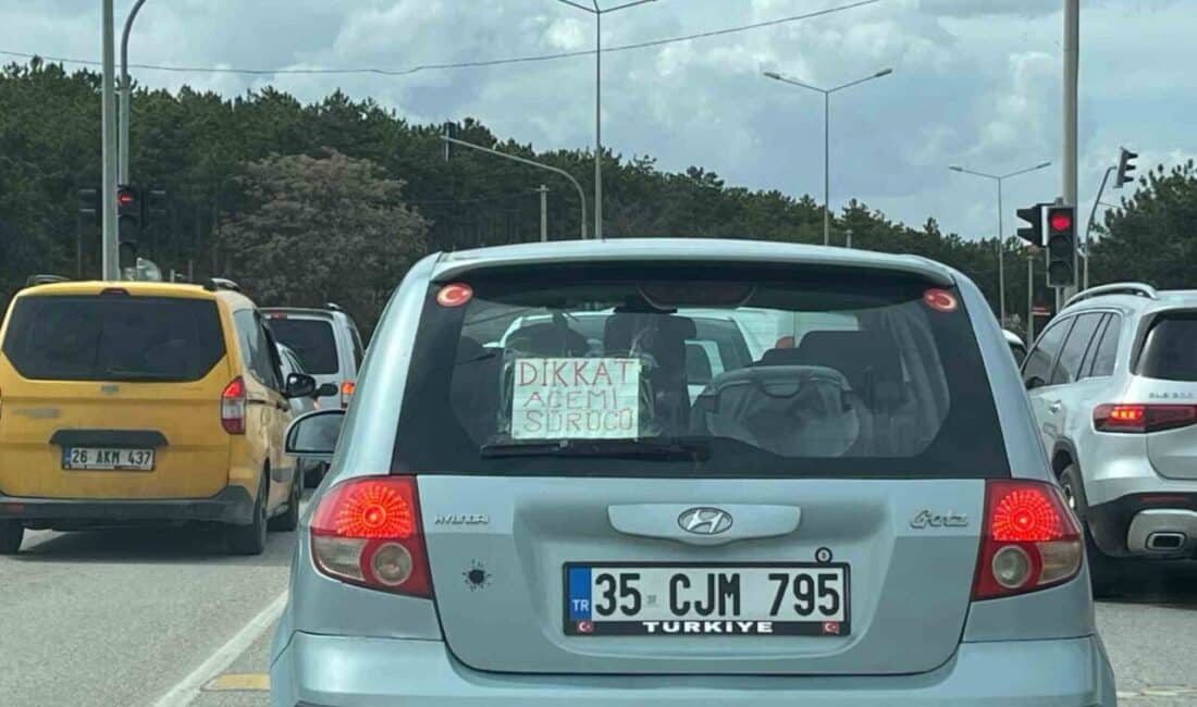 Eskişehir’de Acemi Sürücü Uyarısı Trafikte Dikkatleri Üzerine Topladı Eskişehir'de Büyükdere Mahallesi'nde bir sürücünün aracının arka camına yazdığı 'Dikkat