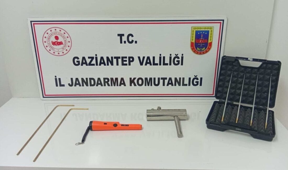 Gaziantep’te define arayan 4 kişi jandarma tarafından suçüstü yakalandı. Gaziantep'te tarihi eser kaçakçılığına yönelik yürütülen operasyonla A.Y., M.G., M.Ş.