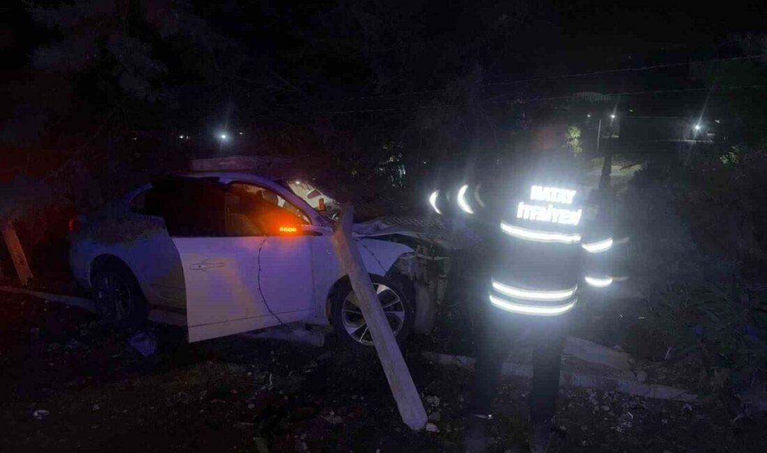 Hatay’da direksiyon hakimiyetini kaybeden otomobilin zeytinliğe girmesi sonucu 2 kişi yaralandı. Hatay'ın Kırıkhan ilçesinde sürücüsünün kontrolünü kaybettiği otomobil zeytinliğe girdi. Olayda