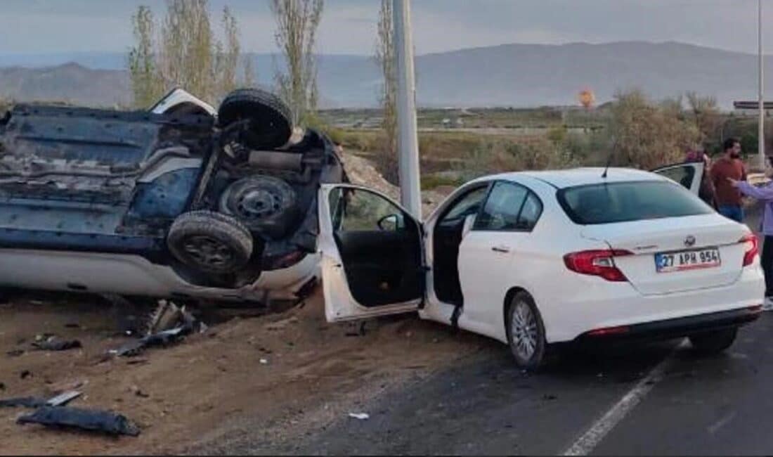Nevşehir’de İki Araç Çarpıştı, Üç Kişi Yaralandı Nevşehir'de Uçhisar-Göreme karayolunda iki otomobilin kafa kafaya çarpışması sonucunda 3