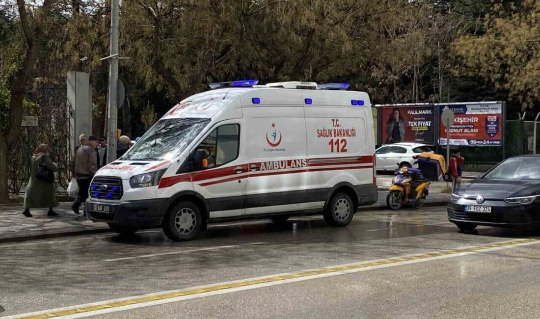 Eskişehir’de Yağmur Sonrası Düşen Motosikletli Kurye Sağlık Ekiplerinin Müdahalesi ile Kurtarıldı Eskişehir'de motosikletli kurye, yağmur nedeniyle kayganlaşan zemin sebebiyle düştü. Olay
